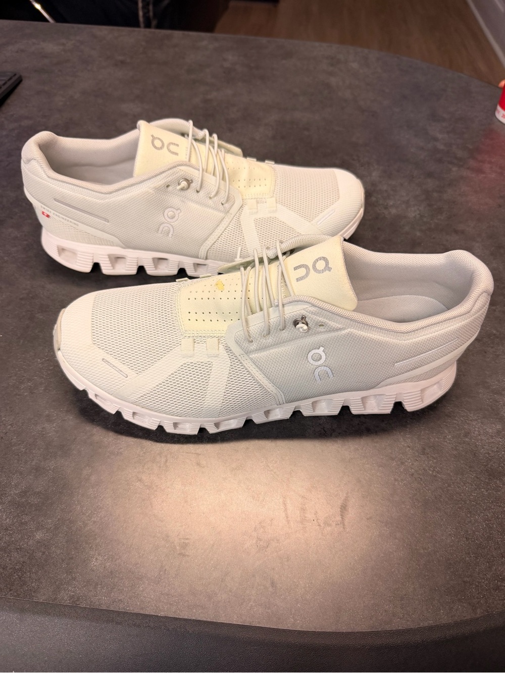 On Cloud 6 men’s running shoe size 11.5